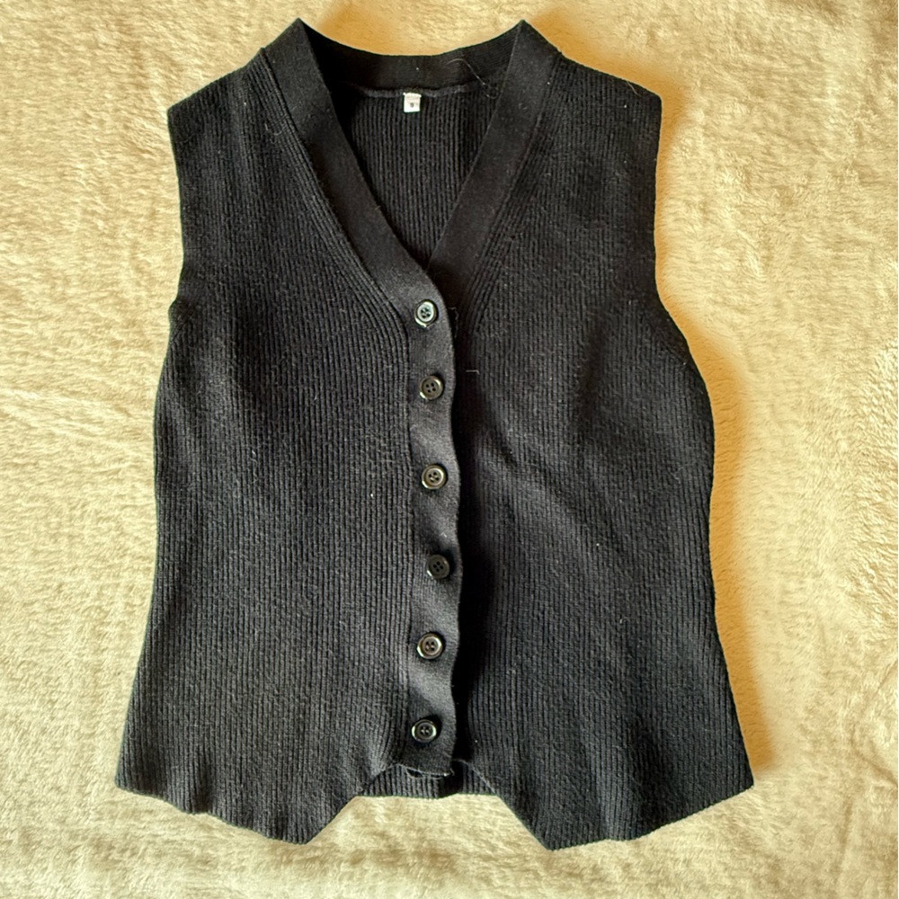 Black‎ Button-Up Knit Vest
